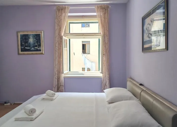 Stella Maris, In The Center Split