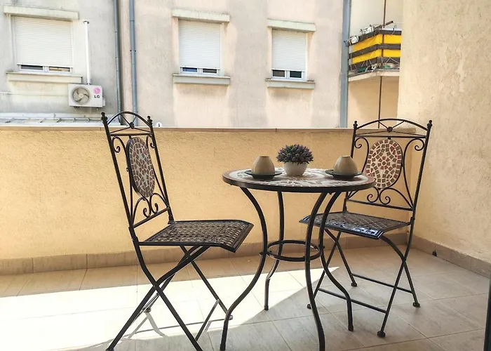 Stella Maris, In The Center Split